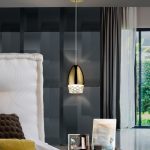 ALESSA: Colgante dorado con cristal para bombilla Led g9 Schuller 553229. STOCK EN TIENDA