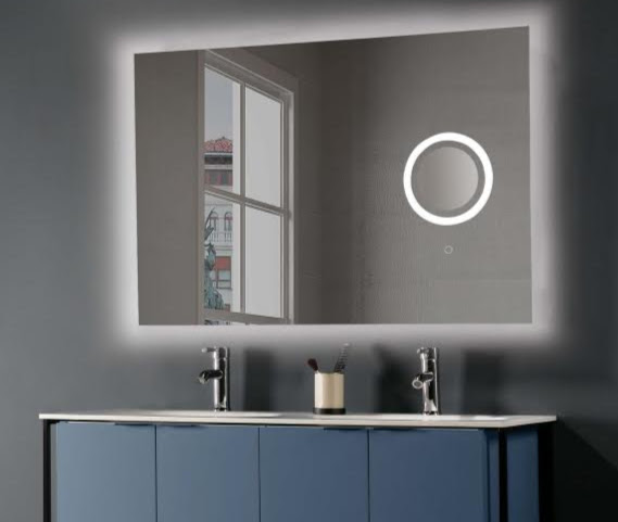 Baño con gran espejo retroiluminado y espejo de aumento con luz circular  integrada.…