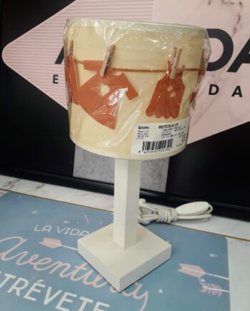 Lámpara sobremesa infantil madera beige con pantalla ropa tendida