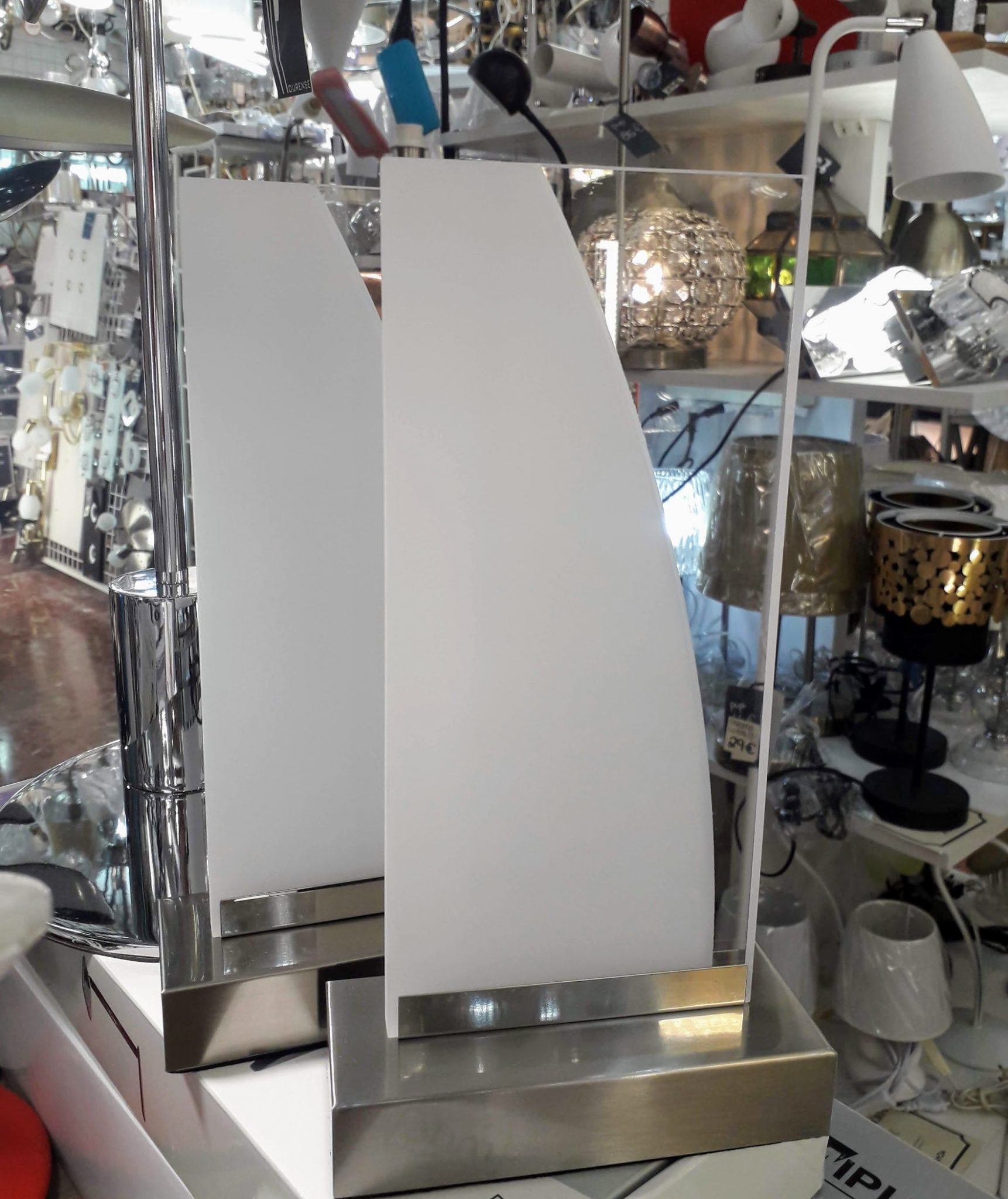 Lámpara sobremesa TOWER base cromo y acrílico con 6W led Briloner.