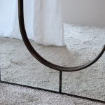 Espejo rectangular de suelo con diseño negro OVAL VP Interiorismo
