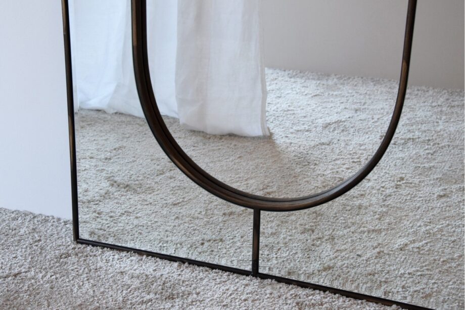 Espejo rectangular de suelo con diseño negro OVAL VP Interiorismo
