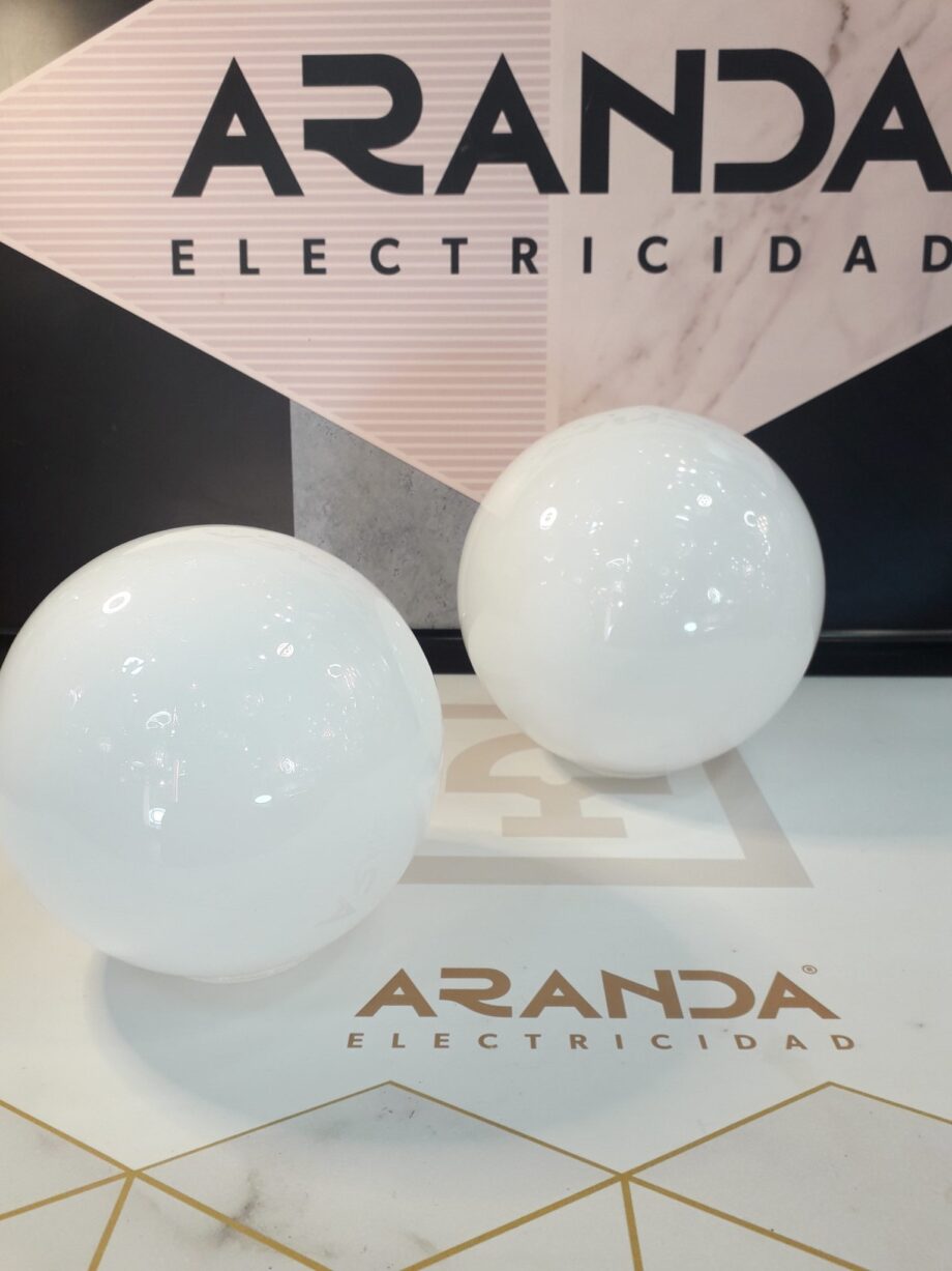 Tulipa de cristal: Bola Opal cerrada blanco brillo triplex.  Medidas de 14cm. Boca 5,8cm STOCK EN TIENDA