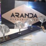 ELBASAN: Regleta 4 focos orientables madera wengué y cromo con tulipas de cristal, con 4 bombillas g9, R256 Miño. 68cm. STOCK DISPONIBLE EN TIENDA
