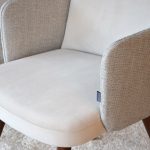 Set 2 Sillas con brazos BEIGE y patas en madera VP Interiorismo