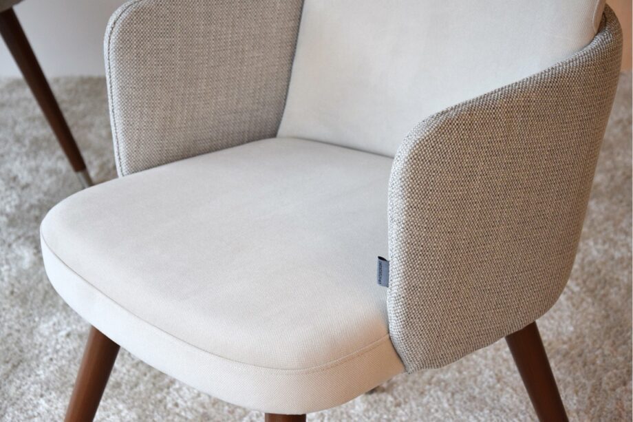 Set 2 Sillas con brazos BEIGE y patas en madera VP Interiorismo
