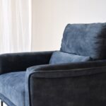 Butaca tapizada en azul desgastado con patas negras diseño - Ultimas unidades