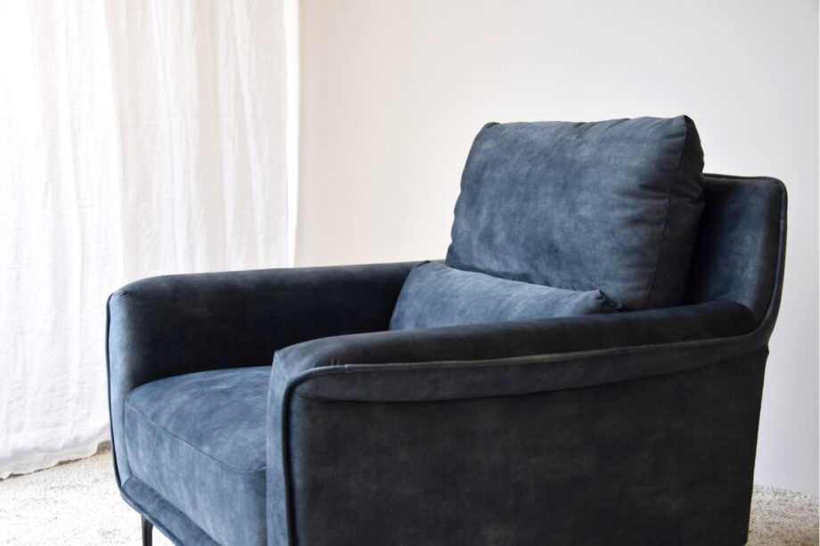 Butaca tapizada en azul desgastado con patas negras diseño - Ultimas unidades