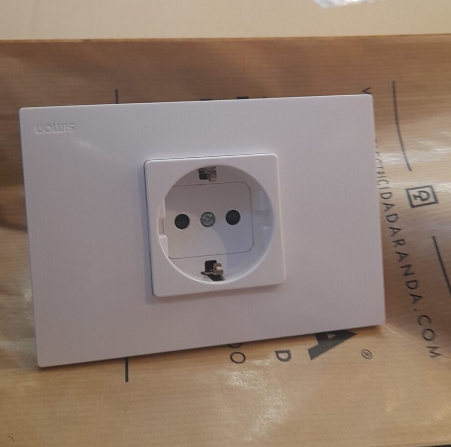 Enchufe TT Simón 27 para adaptar en placa metrópoli