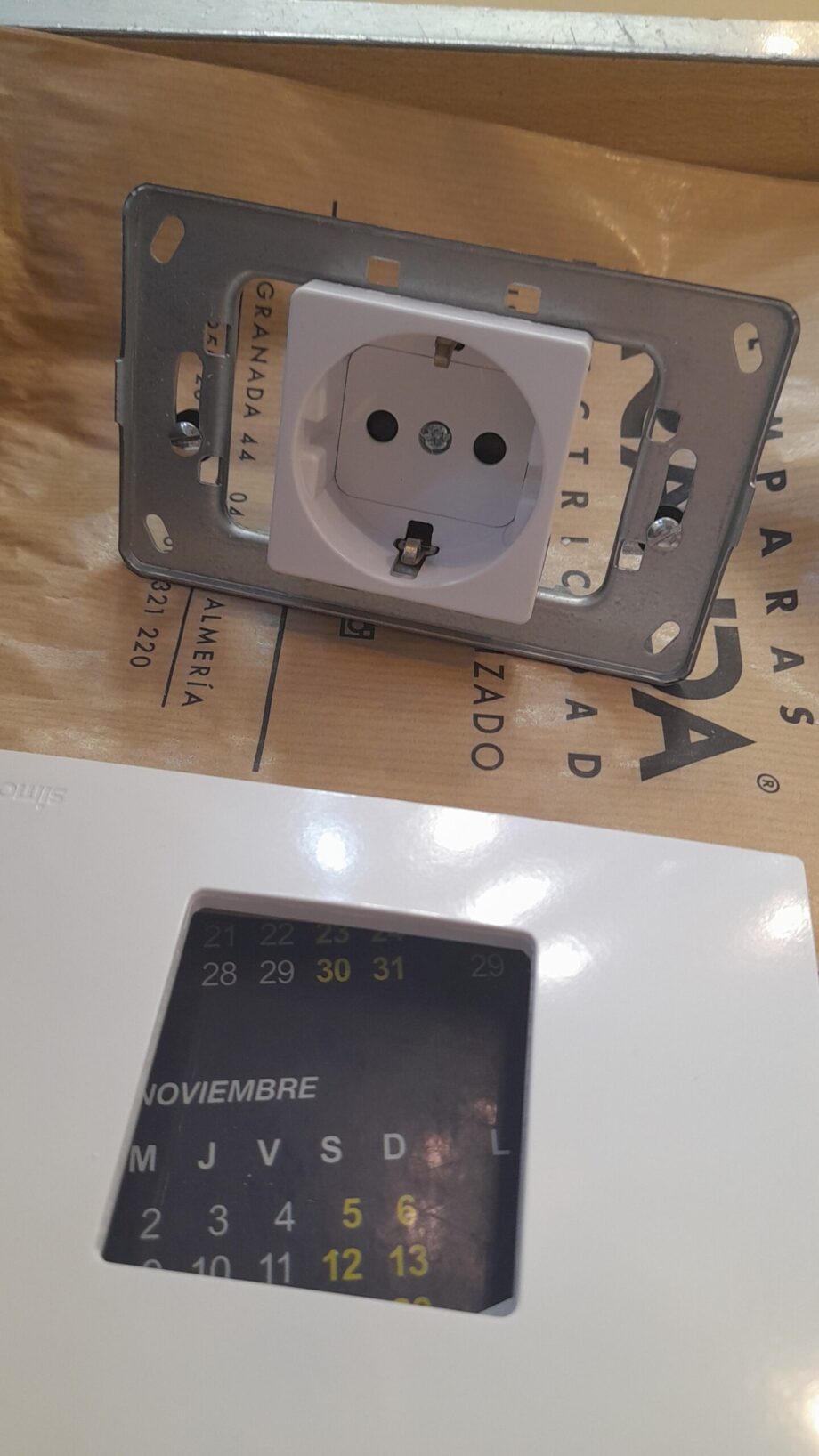 Enchufe TT Simón 27 para adaptar en placa metrópoli