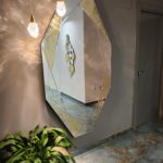 Espejo LAVERNA de composición con triángulos grafismo con Pan de Oro