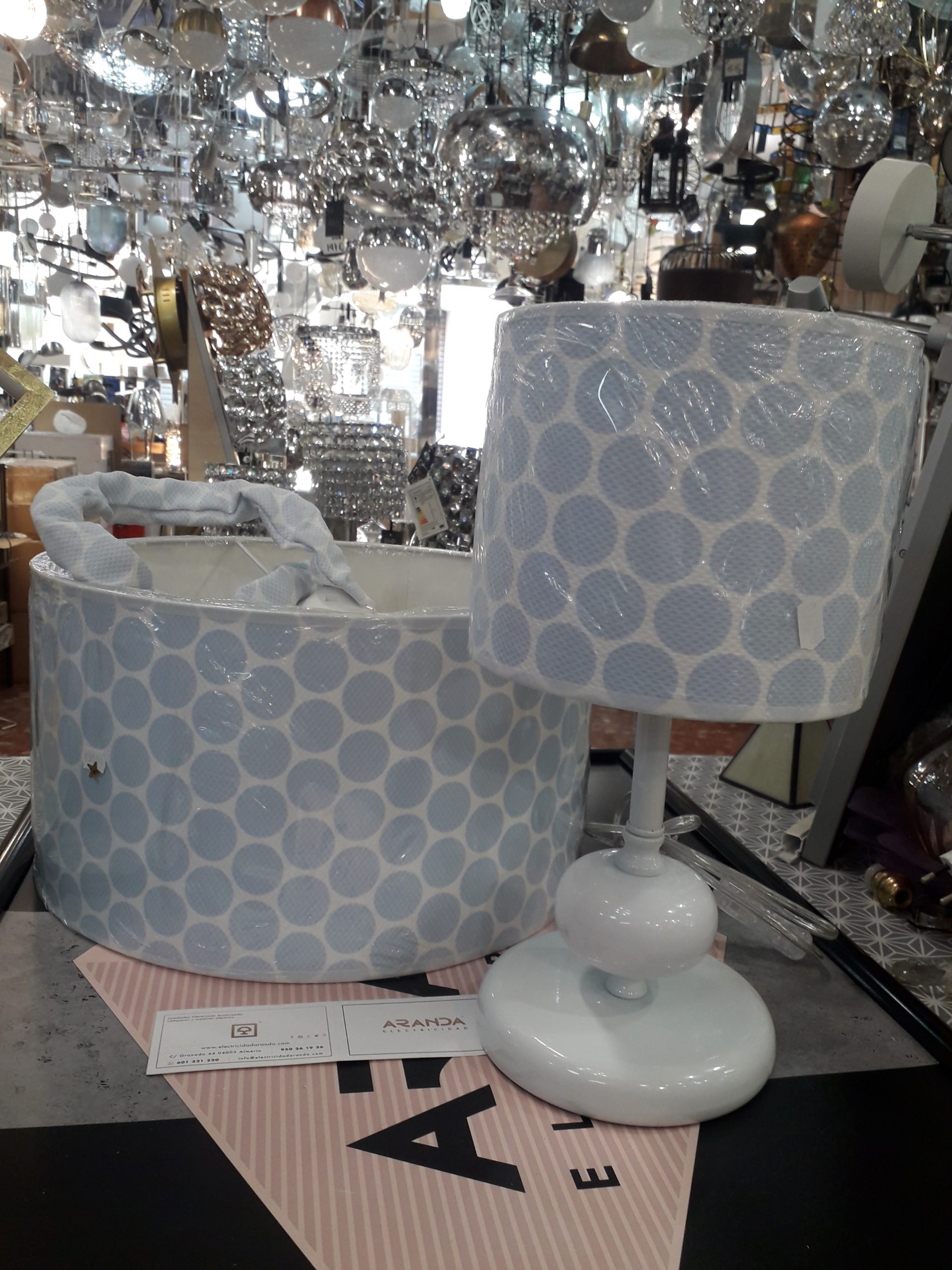 SET: Pantalla Infantil Piqué blanco topos Azules 37cm y sobremesa coordinada #PantallasRojas. STOCK DISPONIBLE EN TIENDA