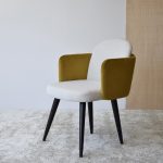 Set 2 Sillas con brazos en tono ocre y patas en madera