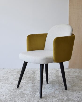 Set 2 Sillas con brazos en tono ocre y patas en madera
