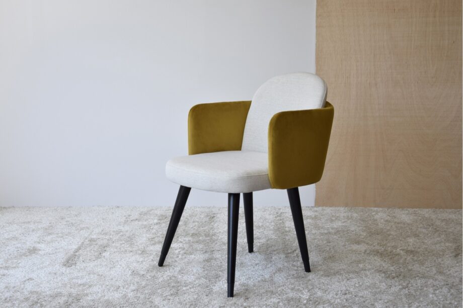 Set 2 Sillas con brazos en tono ocre y patas en madera