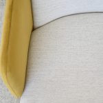 Set 2 Sillas con brazos en tono ocre y patas en madera VP Interiorismo