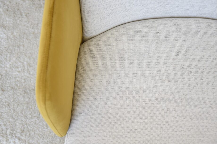 Set 2 Sillas con brazos en tono ocre y patas en madera VP Interiorismo