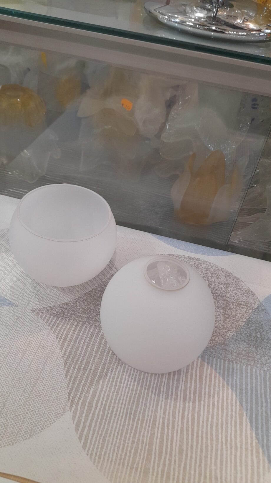 Tulipa cristal bola 3/4 blanco mate E14, agujero 2cm con 10cm diámetro. Ultima unidad
