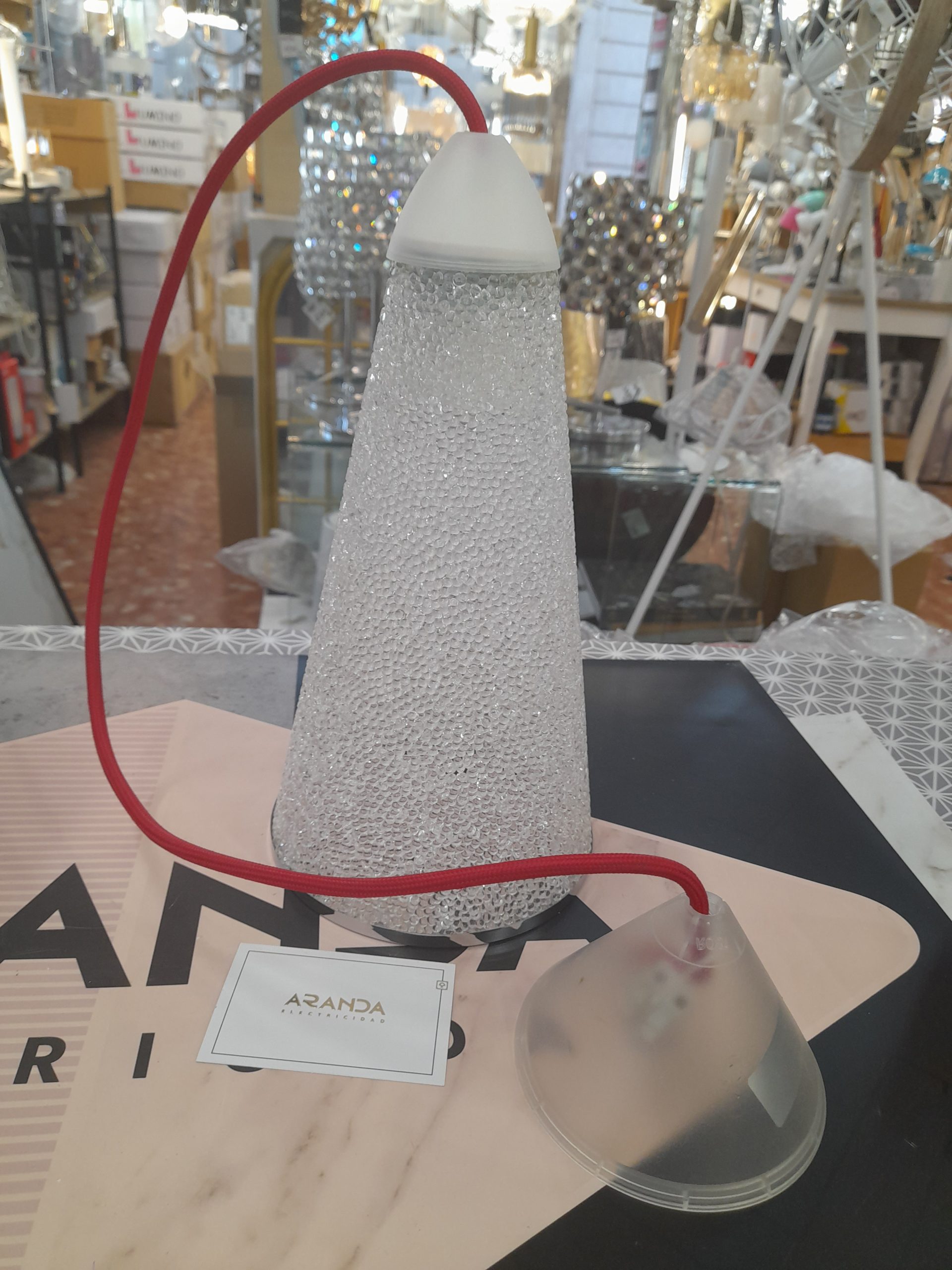 GOTAM: Colgante acrílico con cable rojo, 10129 Alemar. STOCK DISPONIBLE EN TIENDA