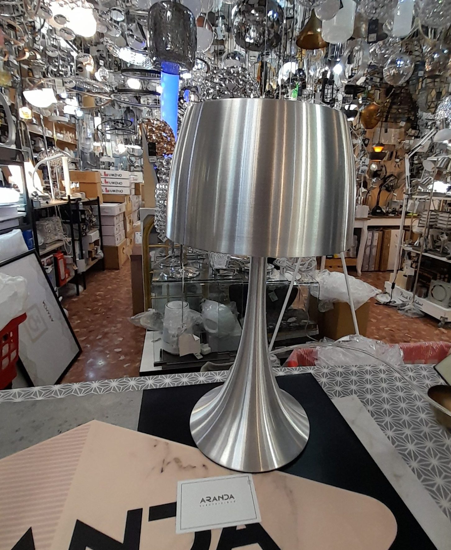 UFO: Sobremesa níquel pulido con portalámparas en E27 y pantalla metálica, 10058 Alemar. STOCK DISPONIBLE EN TIENDA