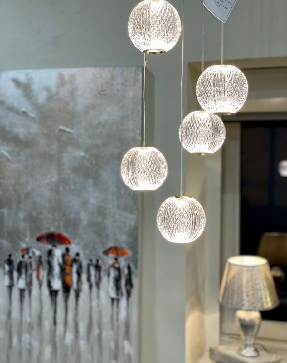 AUSTRAL - Lámpara 5 colgantes de base redonda con 26w Led oro