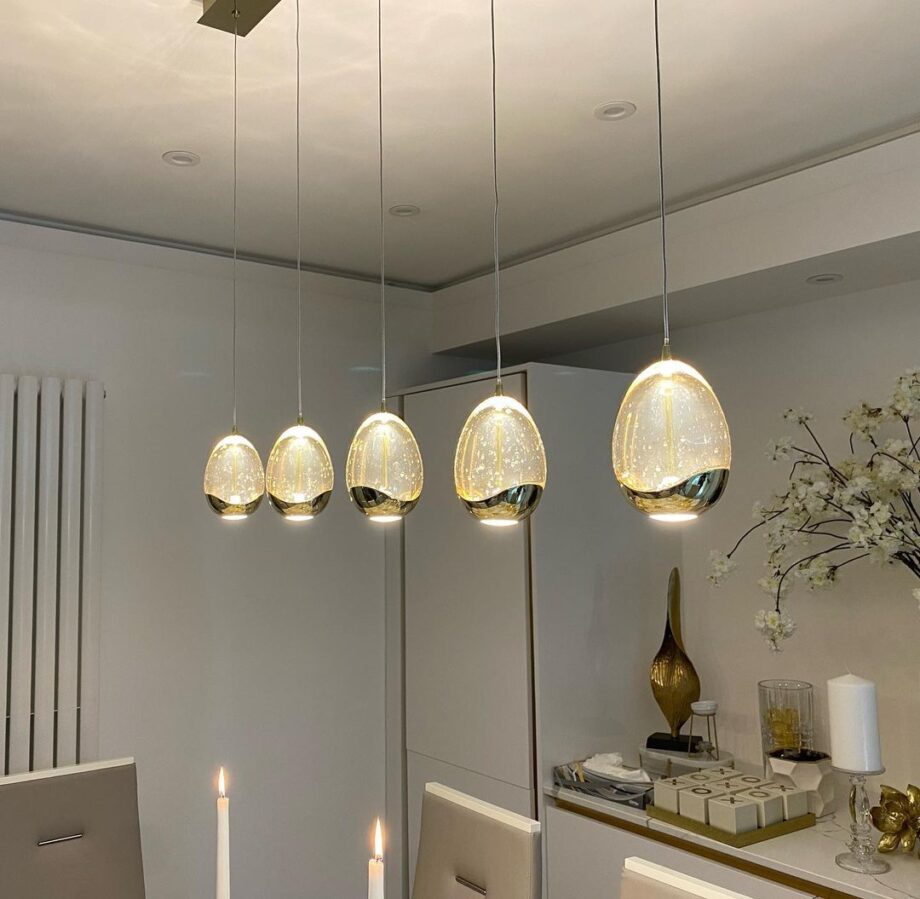 Lámpara ROCIO oro 5 colgantes en línea con 25W Led y mando Schuller