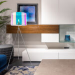 MELANIE: lámpara de pie trípode níquel satinado con pantalla plata irisiada, 15260S Globo Lighting. STOCK DISPONIBLE EN TIENDA