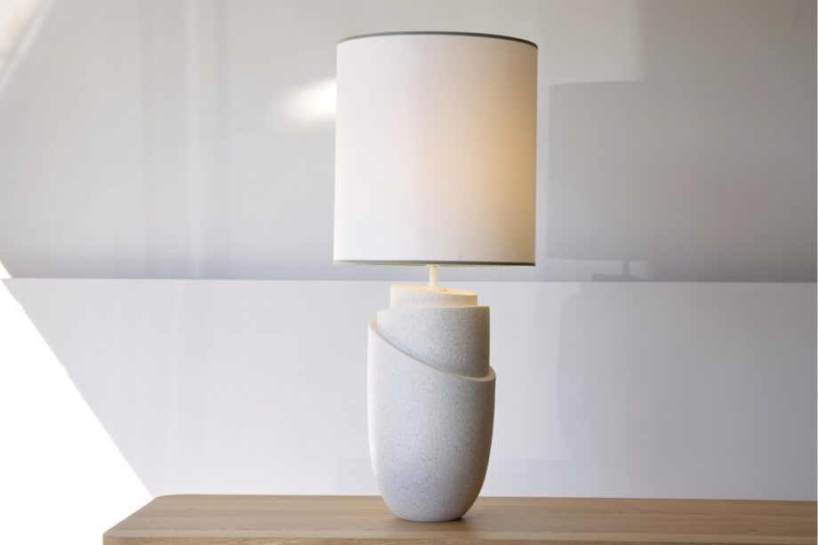 Sobremesa cerámica JULIA Vp Interiorismo 34JZ21900 con 85 cm altura, Pantalla algodon blanco roto.