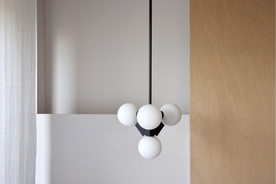 ESTRELLA: Lámpara de techo negra con tulipas de cristal opal blancas, 34MR23564 Vp Interiorismo. 43 cm con altura 180 cm.