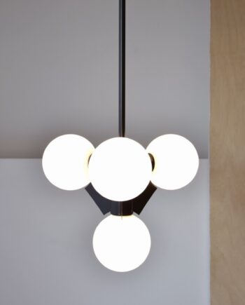 ESTRELLA: Lámpara de techo negra con tulipas de cristal opal blancas, 34MR23564 Vp Interiorismo. 43 cm con altura 180 cm.