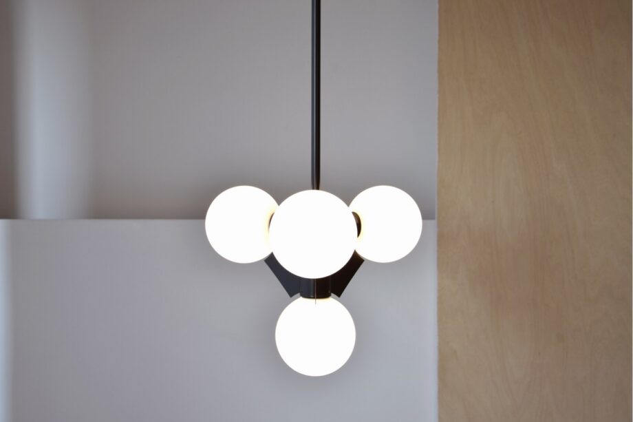 ESTRELLA: Lámpara de techo negra con tulipas de cristal opal blancas, 34MR23564 Vp Interiorismo. 43 cm con altura 180 cm.