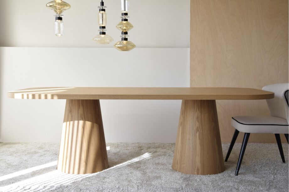 Mesa de comedor DOLMEN de madera fresno natural VP Interiorismo