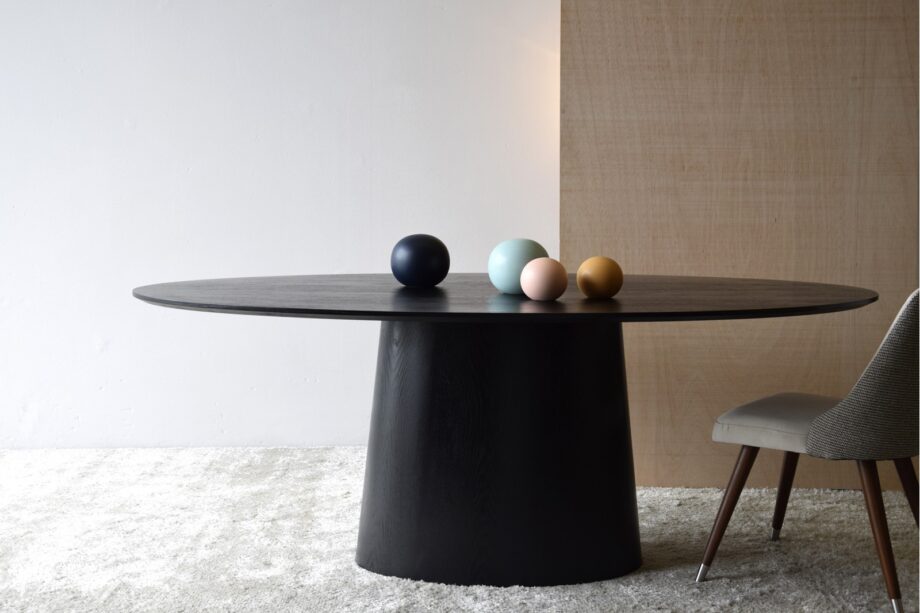 Mesa de comedor ovalada madera fresno negro mate