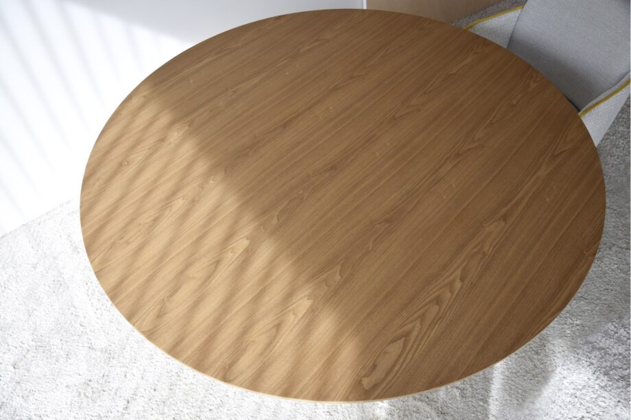 Mesa de comedor redonda tapa de madera fresno y base en laca gris