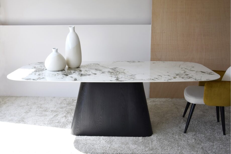 Mesa de comedor piedra sinterizada y fresno, 230 x 110cm,  34AC21811 Vp Interiorismo.