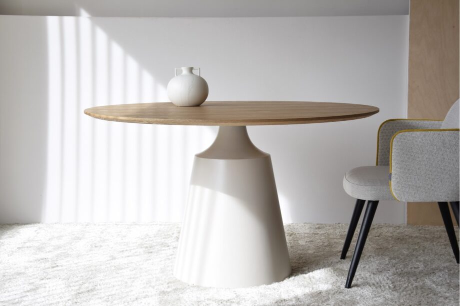 Mesa de comedor redonda tapa de madera fresno y base en laca gris