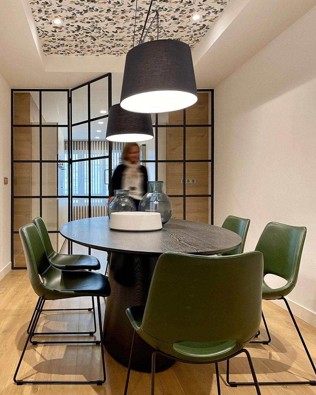 Mesa de comedor Oval fresno negro mate, 200 x 110cm, 34AC606N Vp  Interiorismo. - Electricidad Aranda Iluminación - Lámparas y Deco en  Almería -Tienda online