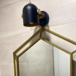 Aplique de pared ADAME Negro y Oro con bombilla E14 Led foco orientable Schuller