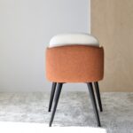 Set 2 Sillas con brazos en tono beige y teja y patas en madera negro mate VP Interiorismo