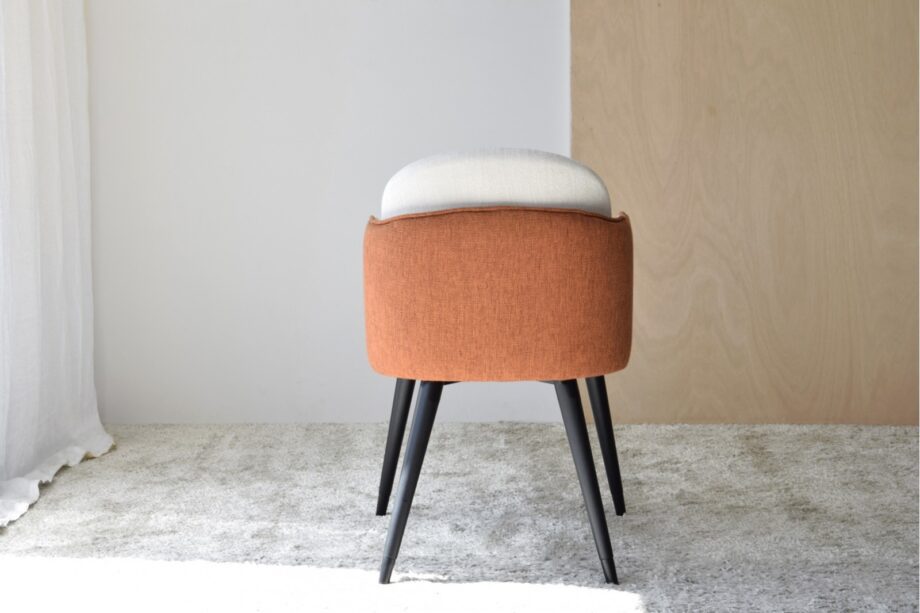 Set 2 Sillas con brazos en tono beige y teja y patas en madera negro mate VP Interiorismo