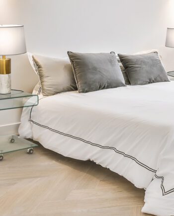 GLASS - Mesa auxiliar cristal CUADRADA con ruedas