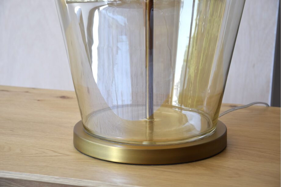 Sobremesa NEDA cristal ámbar con base cuero pantalla lino VP interiorismo