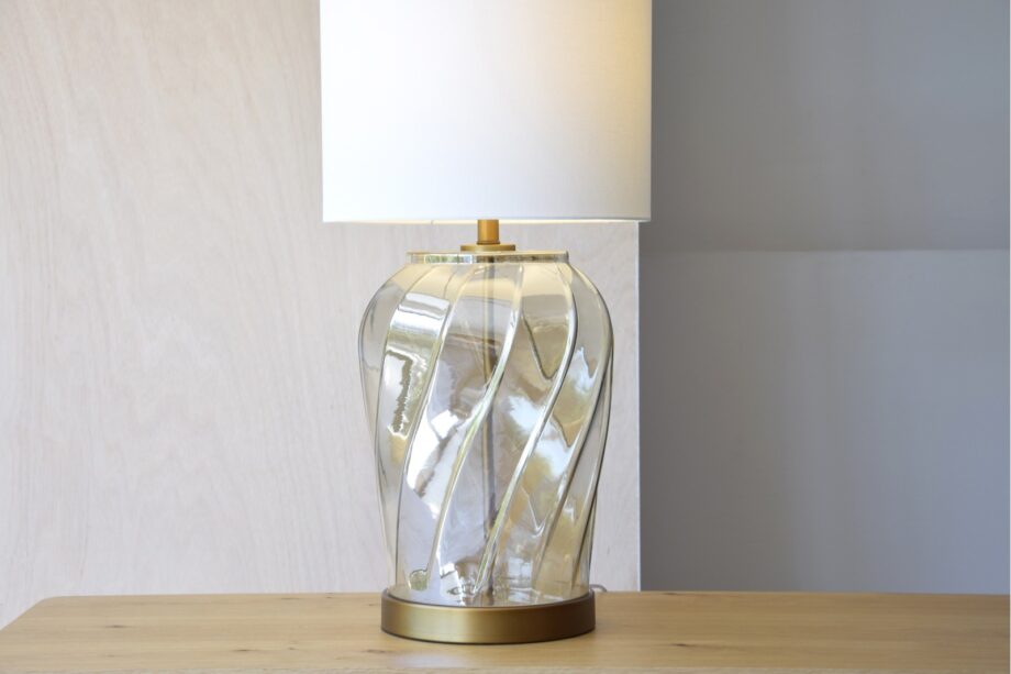 TWIST: Lámpara sobremesa vidrio cristal ámbar con base y detalles cuero, 34U7832A Vp Interiorismo, con 80 cm altura, pantalla Lino blanco