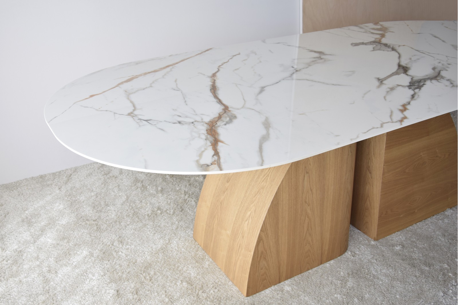 Mesa de comedor BAHIA oval tapa cerámica y patas fresno natural VP Interiorismo