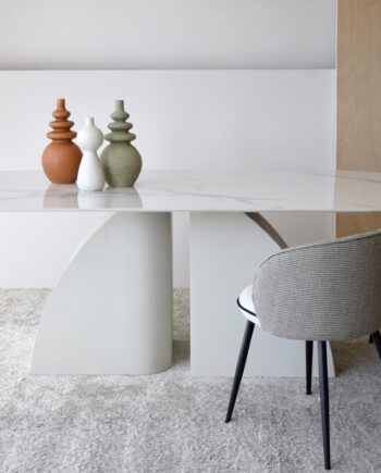 Mesa de comedor oval NORTE con tapa cerámica mármol blanco y gris