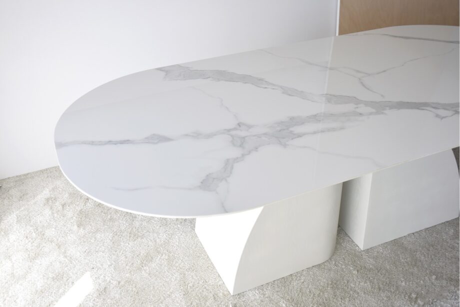 Mesa de comedor oval NORTE con tapa cerámica mármol blanco y gris