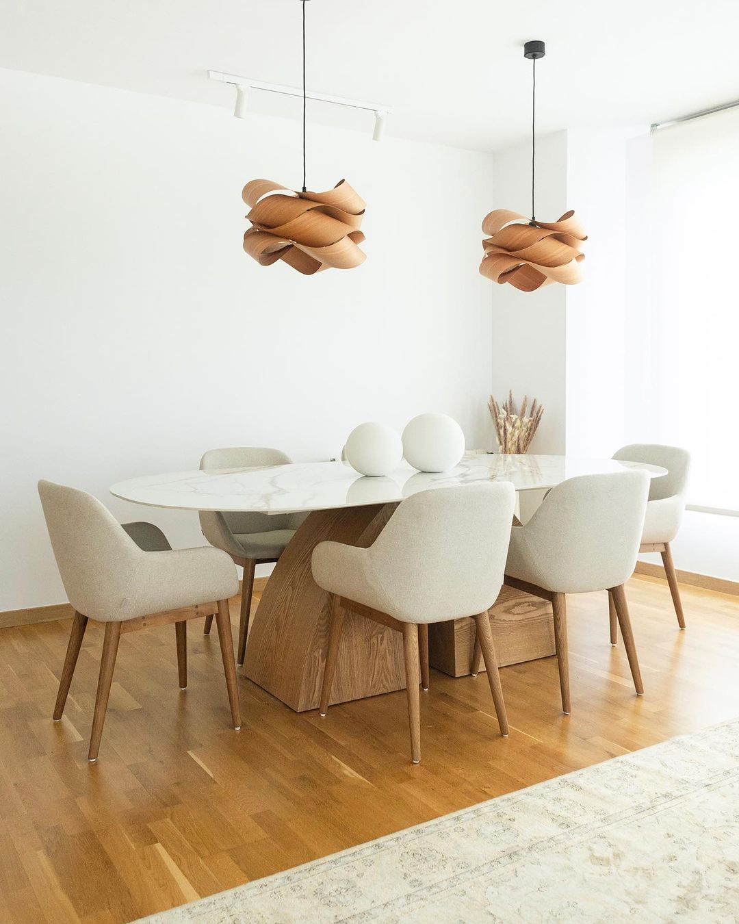 Mesa de comedor BAHIA oval tapa cerámica y patas fresno natural VP Interiorismo