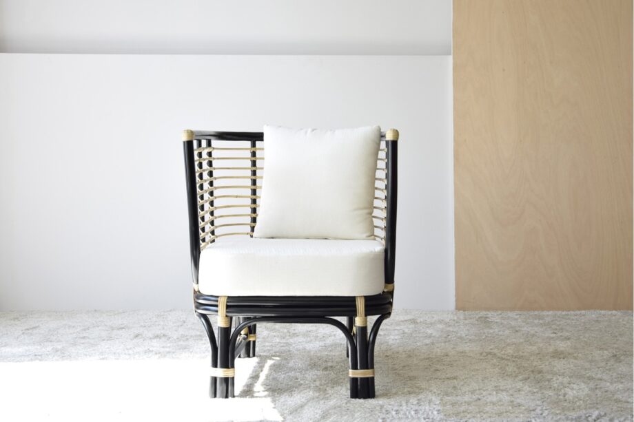 Sillón negro VERA en ratán con cojín beige
