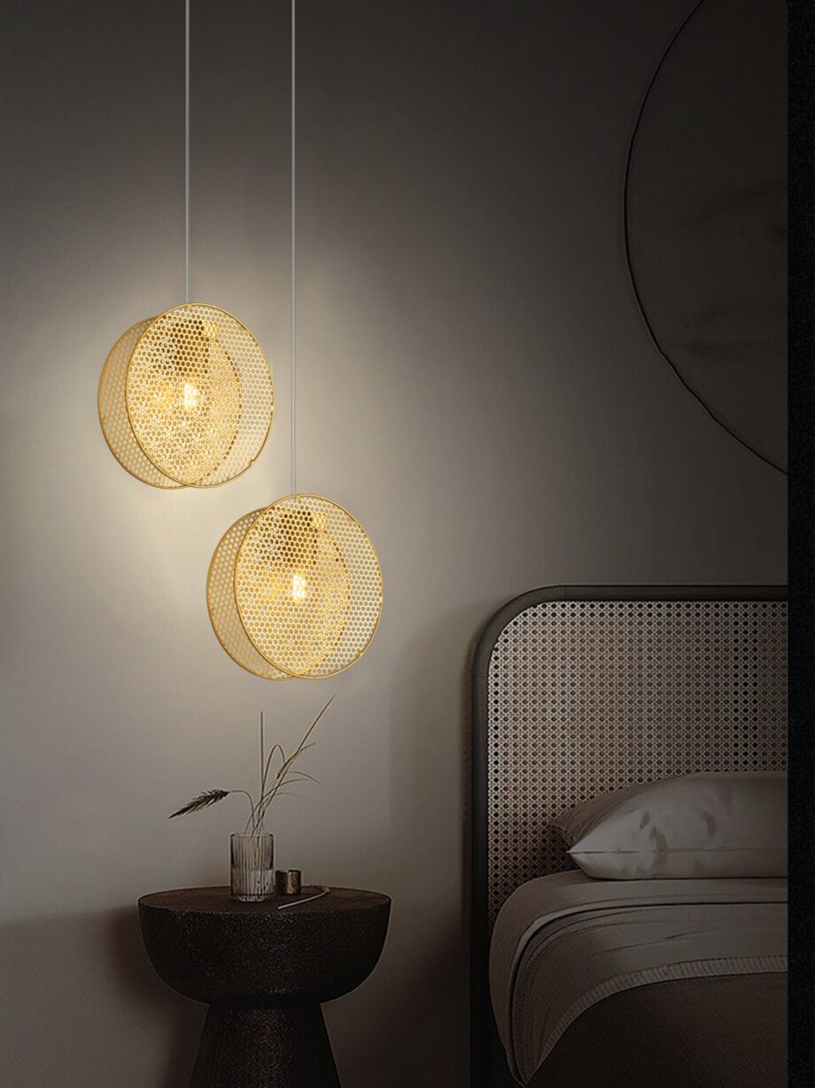Colgante individual con círculo metálico perforado en Oro mate, 3224-1 Silvio.  Para bombilla Led g9 con 200cm cable transparente. STOCK DISPONIBLE EN TIENDA