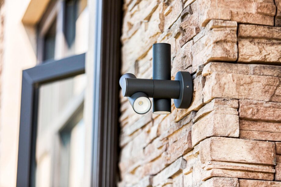 ASIO: Aplique de exterior Negro, articulado y orientable con 7w Led en luz neutra 4k,  Acontract. IP44.